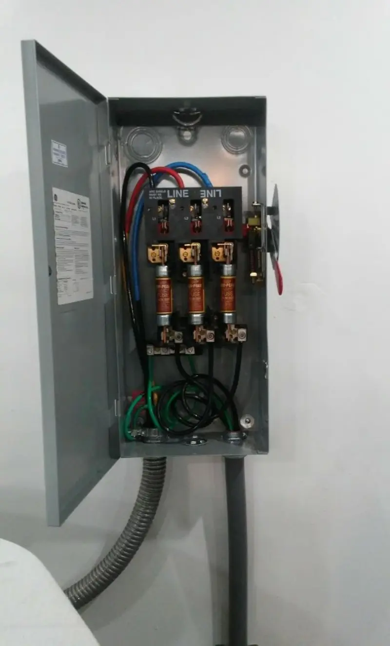 Three-phase disconnect switch installed for Smoke Detector Installation in Holland